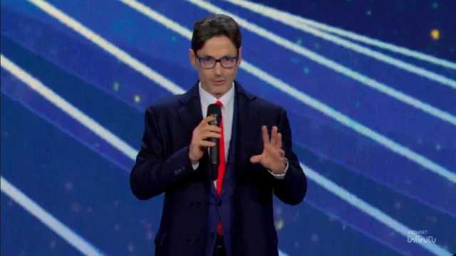 Pier Silvio Berlusconi raduna i dipendenti Mediaset per gli auguri di Natale e buon anno (VIDEO)