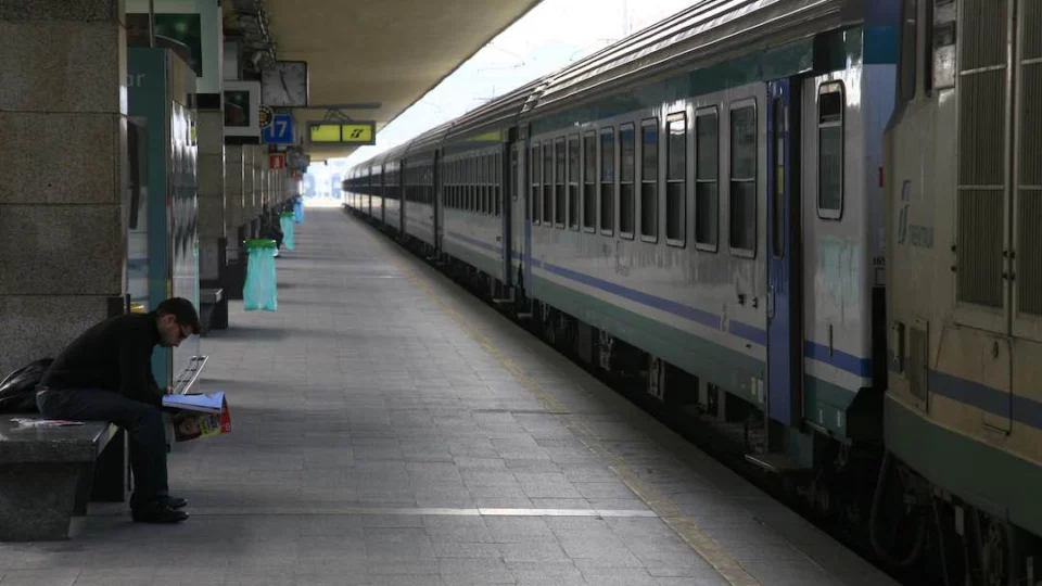 Scioperi in arrivo, dicembre sarà un mese caldo: trasporti, aerei, traghetti e logistica in crisi