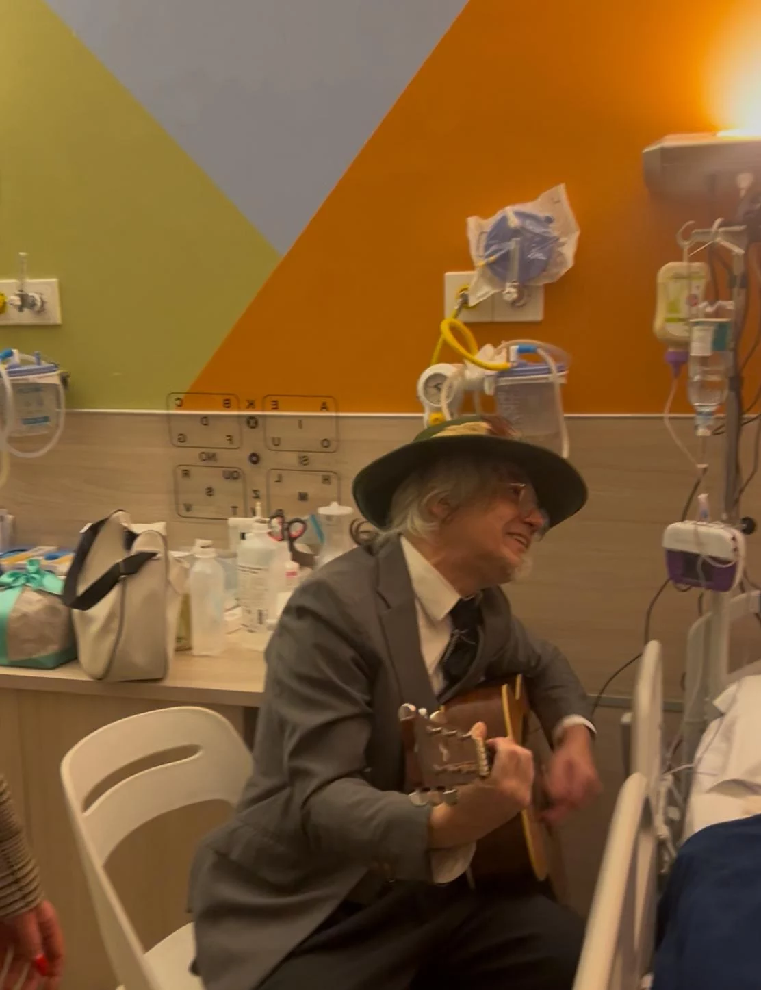 Visita a sorpresa di Morgan ai malati di Sla: lui canta e il paziente risponde “con gli occhi”