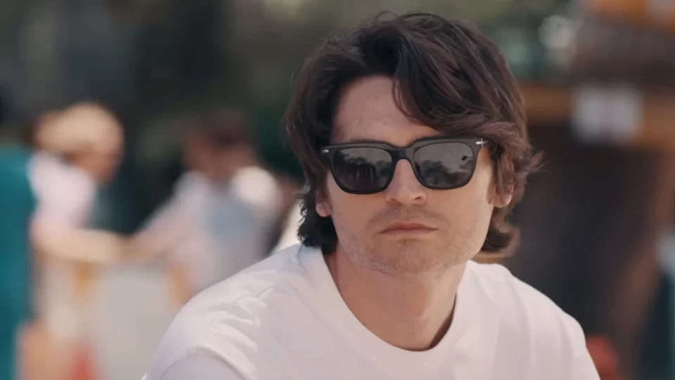 Angelo Duro si lancia in una nuova impresa e inizia a vendere panini a Brera