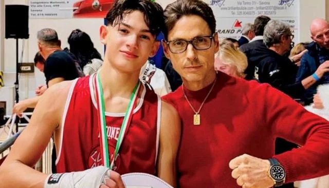 Sul ring un debutto da campione: Lorenzo Berlusconi vince davanti al papà Pier Silvio 