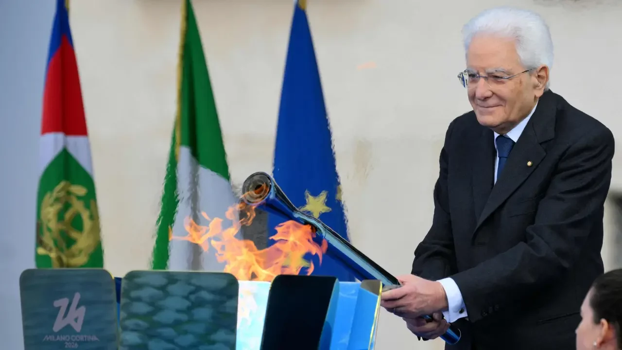 Il Presidente Mattarella accende il braciere del fuoco olimpico