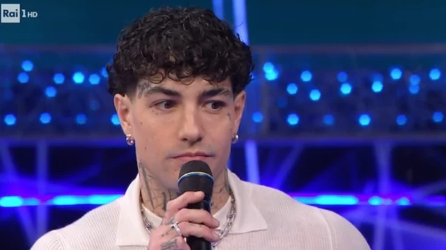 Tony Effe cambia look, le nuove foto del rapper