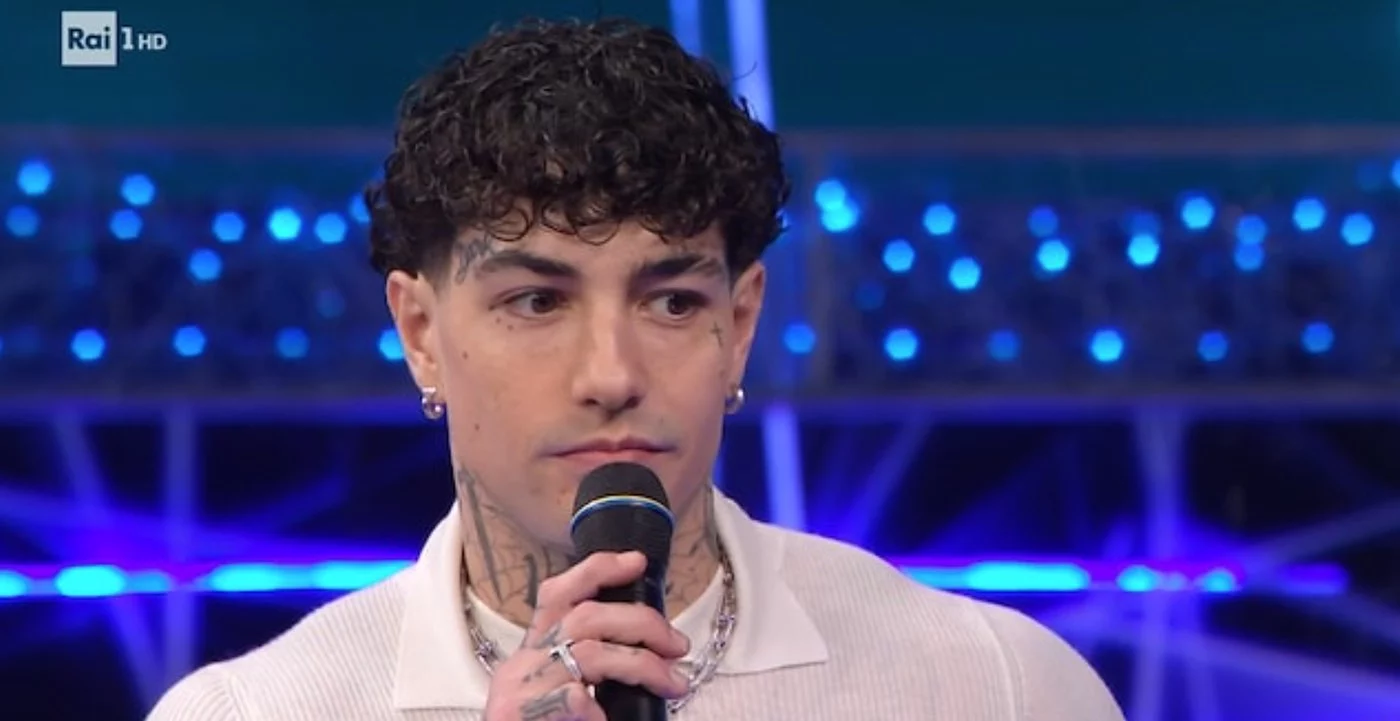 Tony Effe cambia look, le nuove foto del rapper