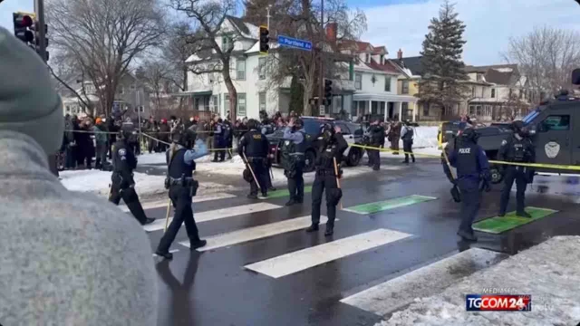 A Minneapolis un agente spara una donna, Trump: 