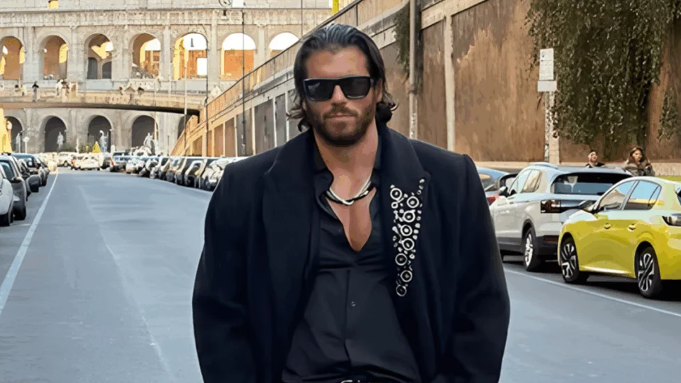 Can Yaman rompe il silenzio sui social