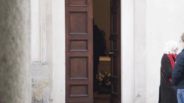 Crans-Montana, il giorno del silenzio