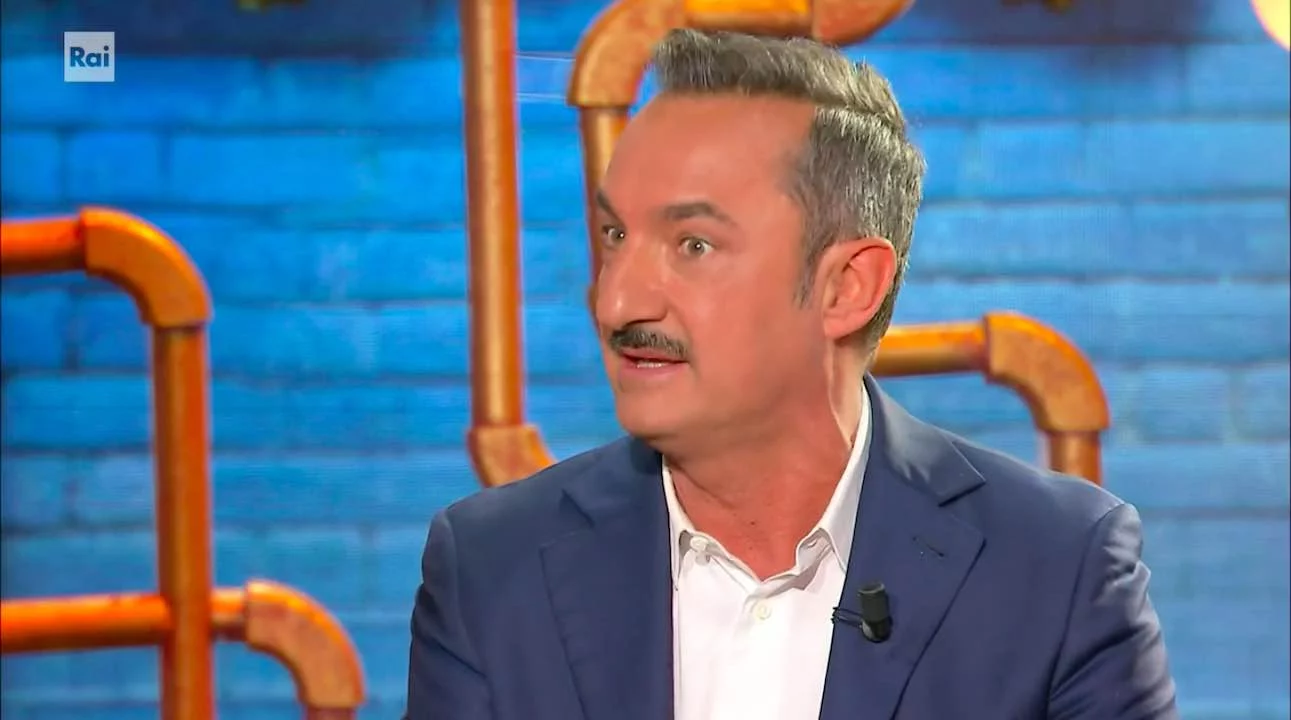 Nicola Savino si confessa a Ciao Maschio: “Ho avuto un padre assente e pochissime donne”