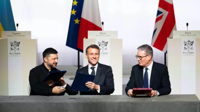 Pace in Ucraina- firmato l'accordo da Macron, Starmer e Zelensky