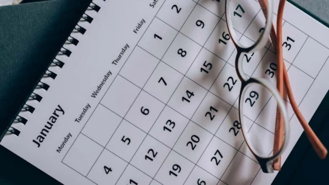 Ponti 2026, il calendario completo con tutte le date di festa https://www.pexels.com/it-it/foto/occhiali-da-vista-con-cornice-marrone-su-carta-bianca-5386754/