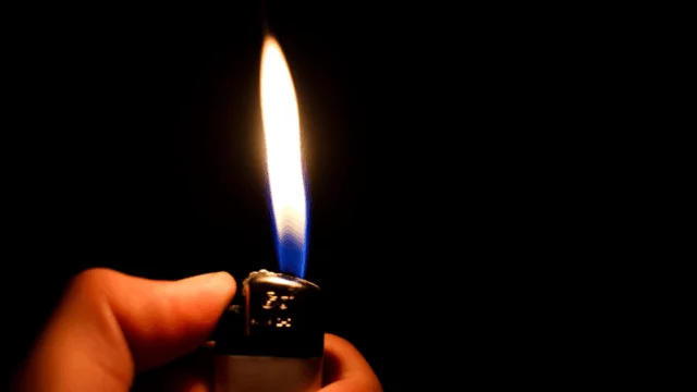 Venezia, un uomo cosparge di benzina la moglie