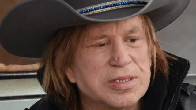 Mickey Rourke sul precipizio