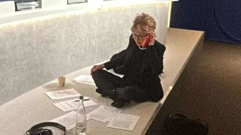 Paura in diretta ad Otto e mezzo, Lilli Gruber lascia lo studio di Davos a causa di un incendio