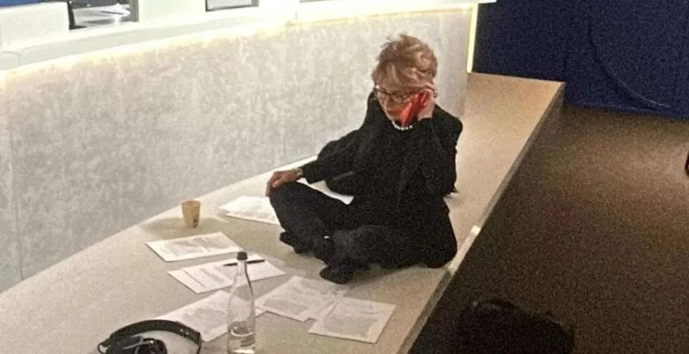 paura ad otto e mezzo lilli gruber costretta a condurre a telefono per colpa di un incendio da Novella2000.it paura ad otto e mezzo lilli gruber costretta a condurre a telefono per colpa di un incendio