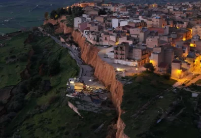 sicilia niscemi frana la collina oltre 500 persone evacuate nel palasport da Novella2000.it sicilia niscemi frana la collina oltre 500 persone evacuate nel palasport