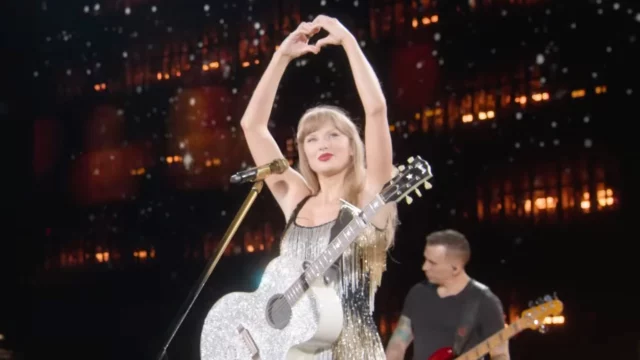 Taylor Swift dona 600 dollari a una donna che ha lavorato alla partita di Natale di Travis Kelce