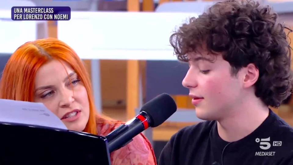 Amici 25, Noemi fa una sorpresa a Lorenzo - Novella 2000