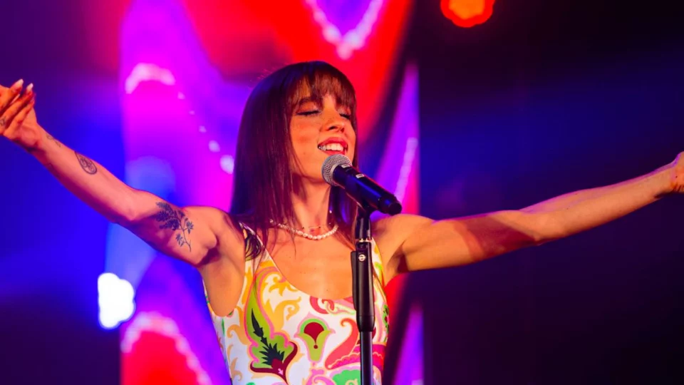 Angelina Mango torna in tour dopo lo stop - Novella 2000 - IPA