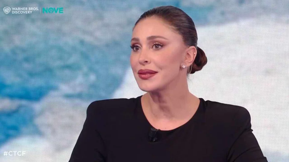 Belen Rodriguez interrompe stizzita un'intervista - Novella 2000