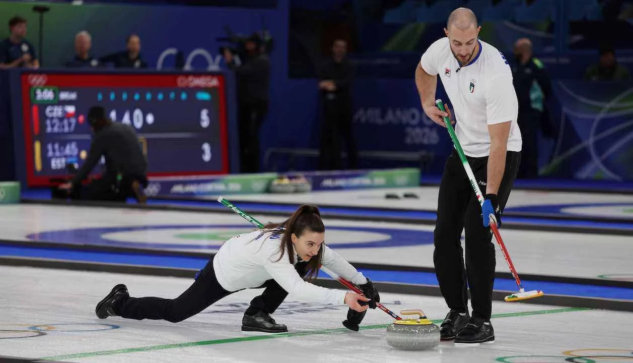 Come si gioca a curling, perché si chiama così e a cosa serve la spazzola: tutte le regole