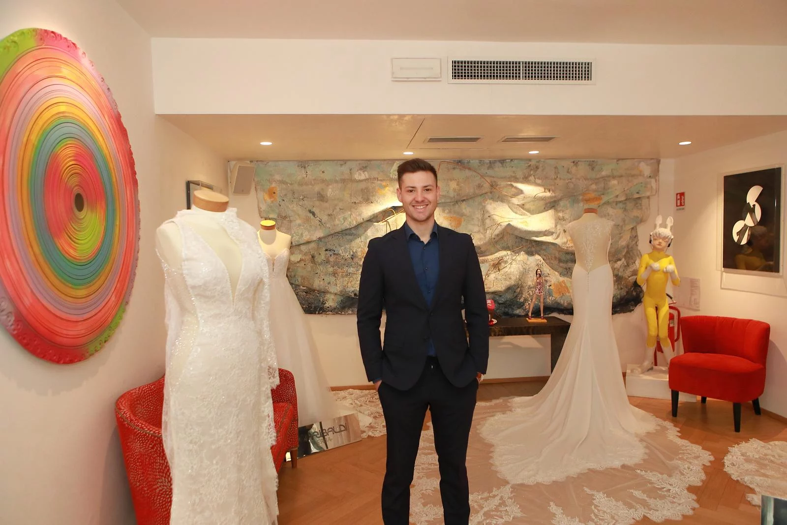 Milano Luxury Fashion Week illumina la città tra alta moda, ospiti celebri e impegno sociale concreto