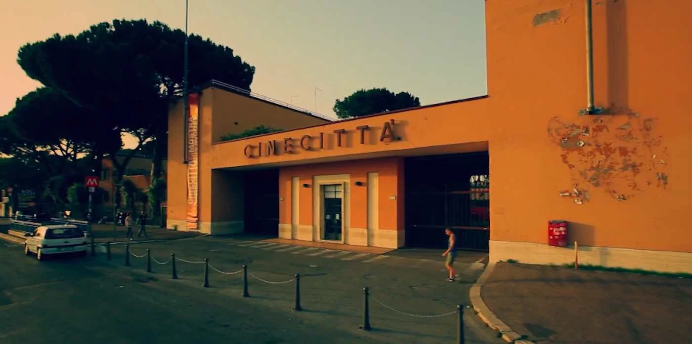Bliz della Guardia di finanza negli studi di Cinecittà