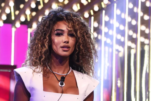 Tendenza capelli 2026: la riga di lato torna prepotentemente di moda