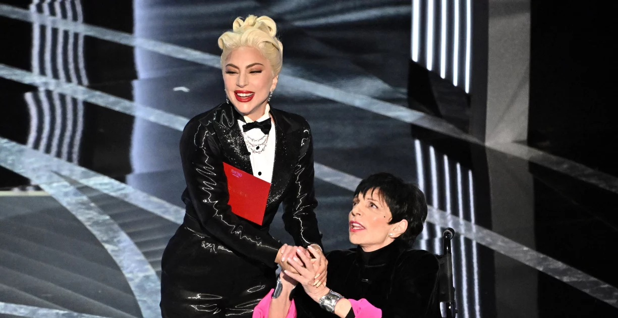 Liza Minnelli rompe il silenzio sugli Oscar 2022: il retroscena amaro dietro l’abbraccio con Lady Gaga