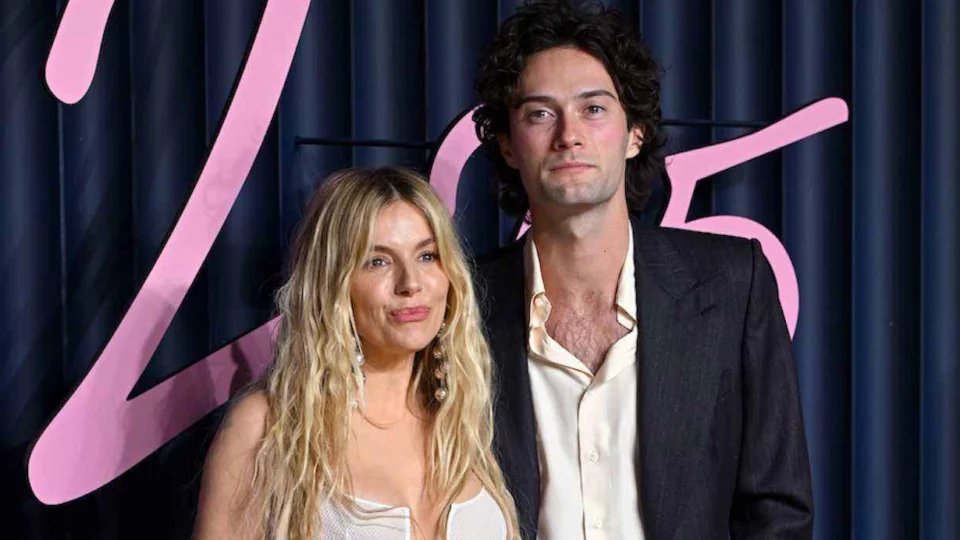 Sienna Miller parla di Oli Green, 15 anni più giovane - Novella 2000 - IPA