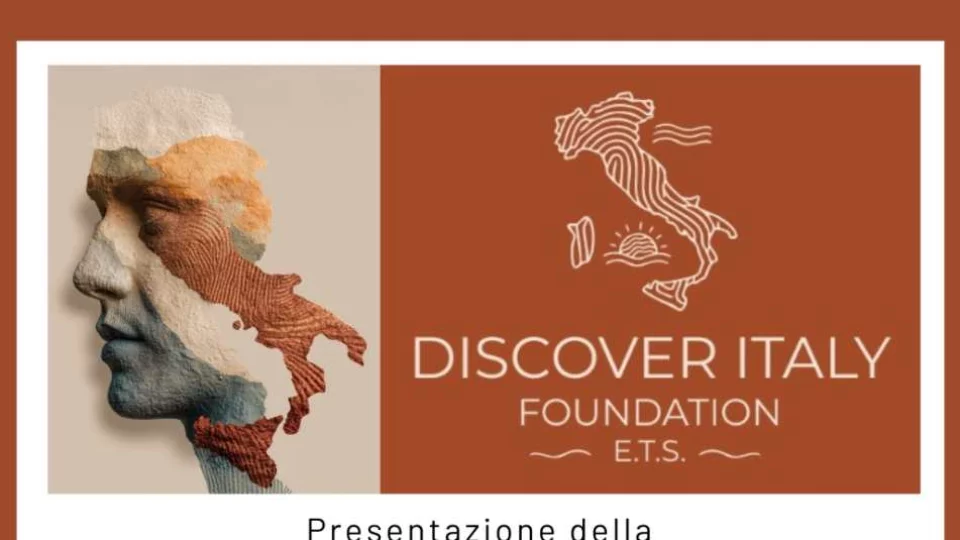 Logo Discover Italy Foundation e grafica del magazine Destination Calabria: un viaggio alla scoperta dei borghi e dell'anima autentica della regione.