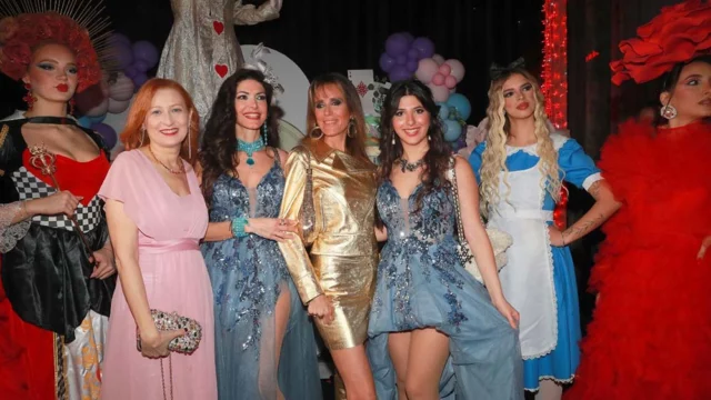 Maria Monsè e Salvatore Paravia festeggiano il compleanno e il rinnovo della promessa di matrimonio a tema Alice nel Paese delle Meraviglie.