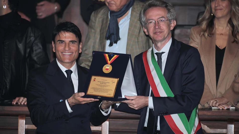 Sal Da Vinci riceve la Medaglia della Città dal sindaco Gaetano Manfredi a Palazzo San Giacomo.