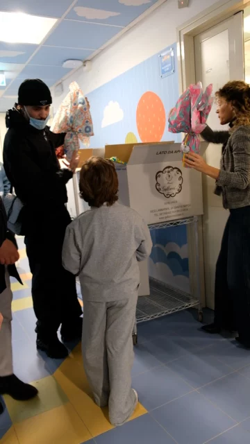 Le-one regala uova di Pasqua in corsia a Napoli