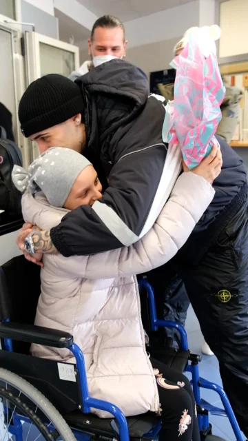 Le-one regala uova di Pasqua in corsia a Napoli