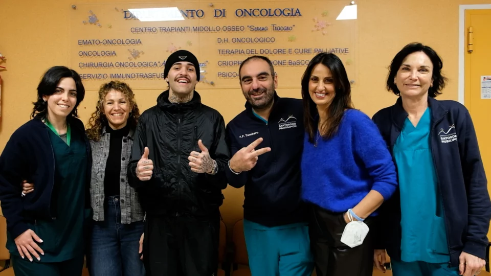 Le-one regala uova di Pasqua in corsia a Napoli