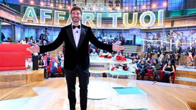 Affari Tuoi, colpo di scena inaspettato: Stefano De Martino rimpiazzato in diretta