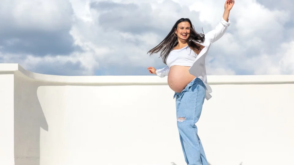Gravidanza: prendere il sole sulla pancia è pericoloso?