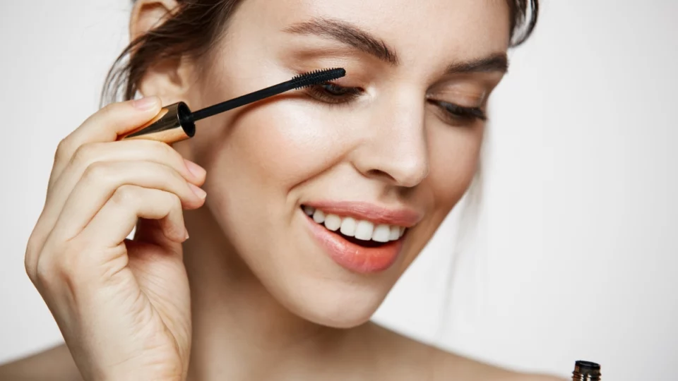 Con il caldo il mascara cola sempre? I trucchi virali per evitarlo