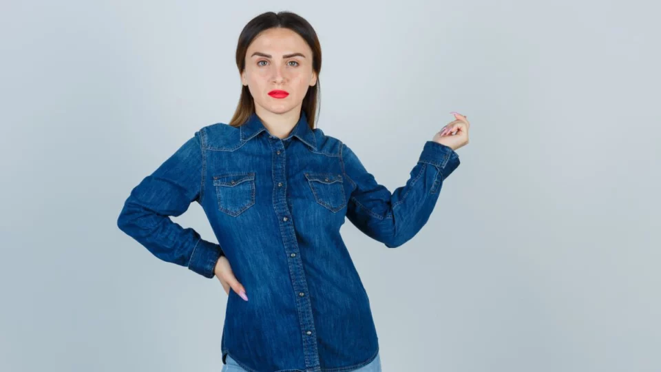 come abbinare la camicia di jeans