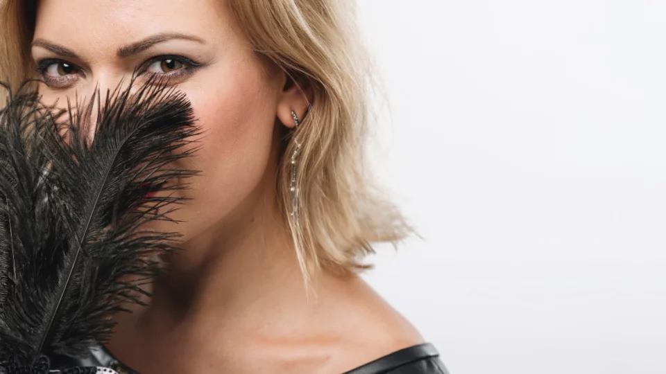 Il trend del 2026 sono le piume tra i capelli