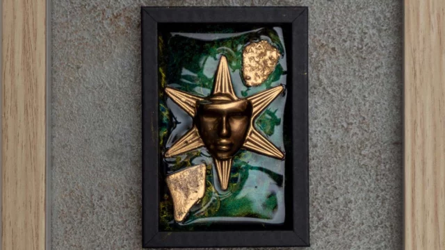 Artescultura di Simone Di Matteo: volto bronzeo a forma di stella su vetro verde, serie 