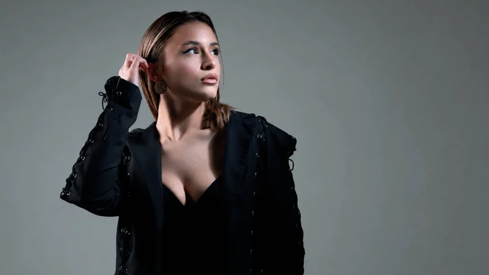Eucalipto, giovane cantante italiana, in un ritratto promozionale realizzato in studio.