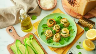 Involtini di platessa e zucchine con Grana Padano DOP e limone su piatto