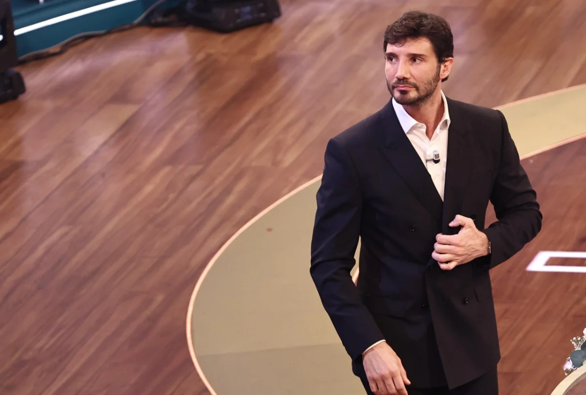 stefano de martino cade in diretta ad affari tuoi come sta da Novella2000.it stefano de martino cade in diretta ad affari tuoi come sta