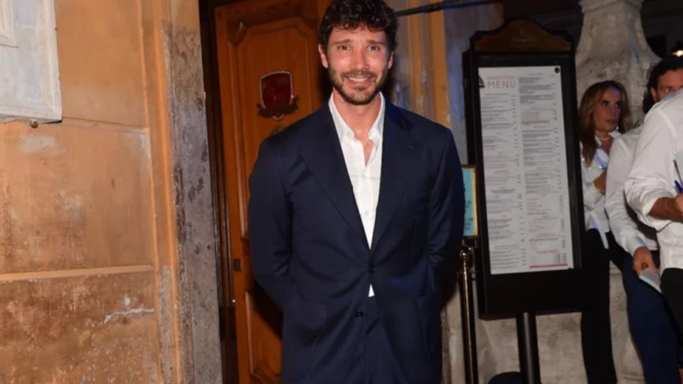 Stefano De Martino paparazzato a Ponza con Gilda Ambrosio