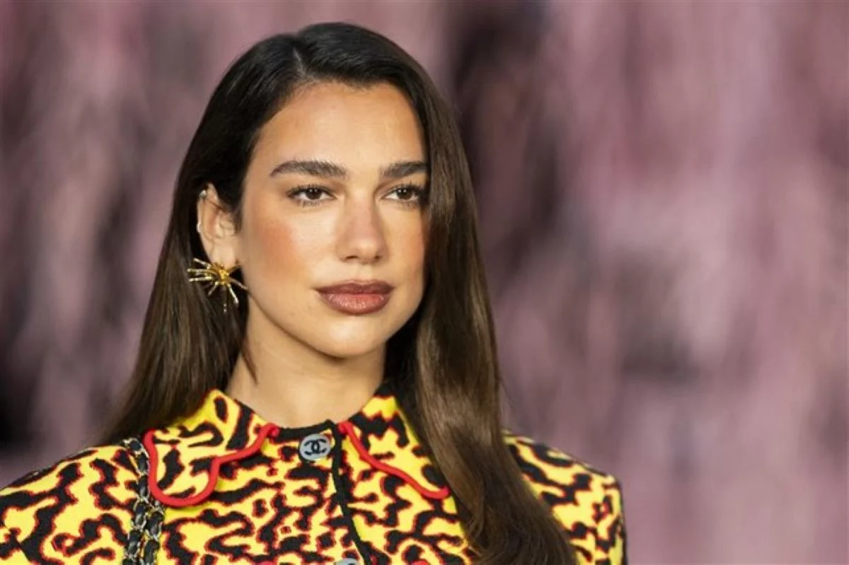 dua lipa si conferma la regina delle tendenze e ci insegna come portare la bandana da Novella2000.it dua lipa si conferma la regina delle tendenze e ci insegna come portare la bandana