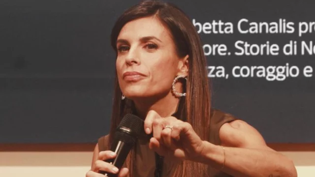 Gli occhiali da sole di Elisabetta Canalis sono il trend dell'estate