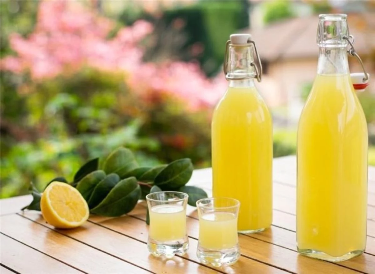 limoncello fatto in casa la ricetta originale per onorare il digestivo per eccellenza da Novella2000.it limoncello fatto in casa la ricetta originale per onorare il digestivo per eccellenza