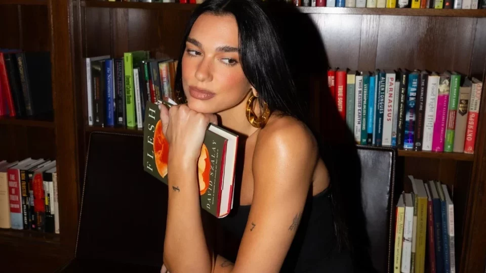 Dua Lipa nella Livraria Lello di Porto per la Manifesto Library di Dua Lipa