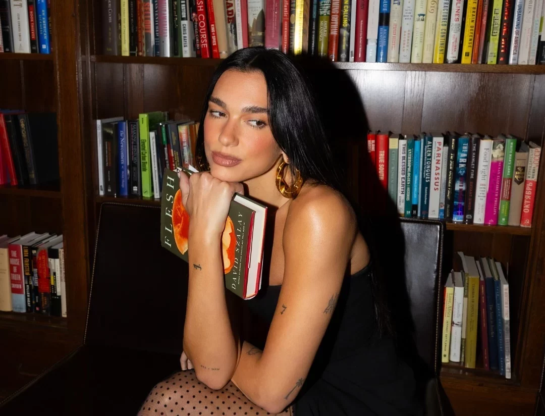 chiara valerio sulla manifesto library di dua lipa i libri insegnano a disobbedire da Novella2000.it chiara valerio sulla manifesto library di dua lipa i libri insegnano a disobbedire